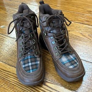 Rocket Dog brown lace up hiking style boots. Size 6. Excellent condition.